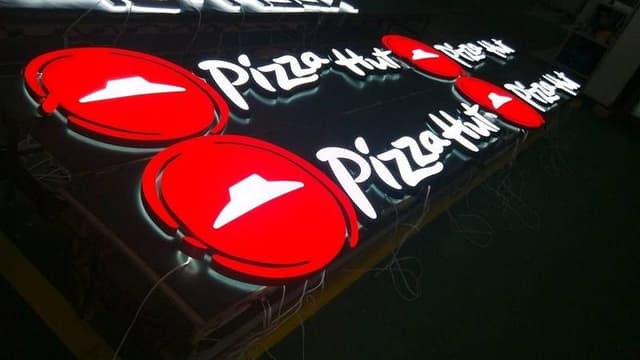 حروف پلاستیک در تابلوسازی: ویژگی ها و کاربردها